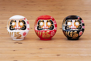 Miyabi Daruma Sakura White Small 12cm
